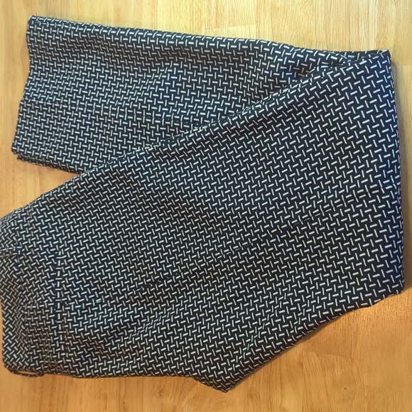 Express Columnist Pants Black/White Patterned 4R - Picture 8 of 9